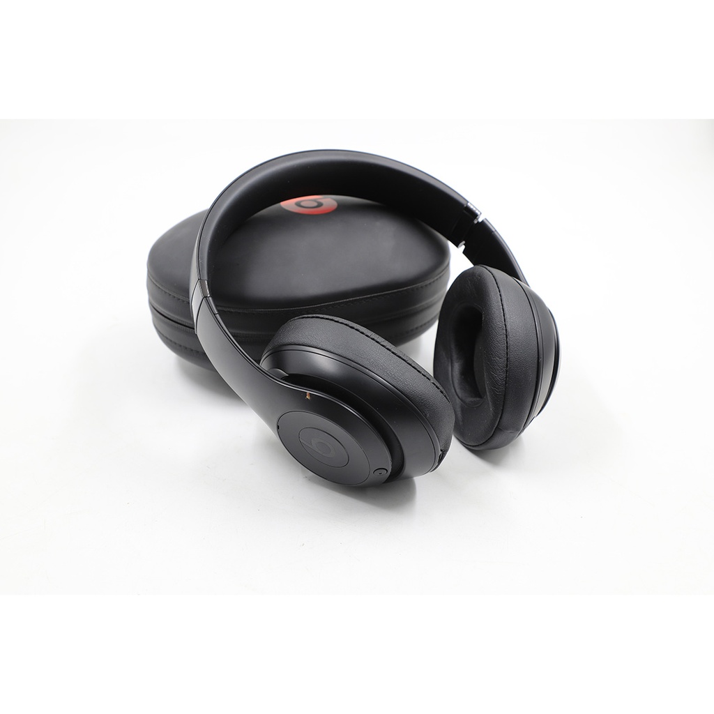 Beats Studio 3 Wireless Over-Ear Premium Noise Cancelling Black ** Scratch On the Side **