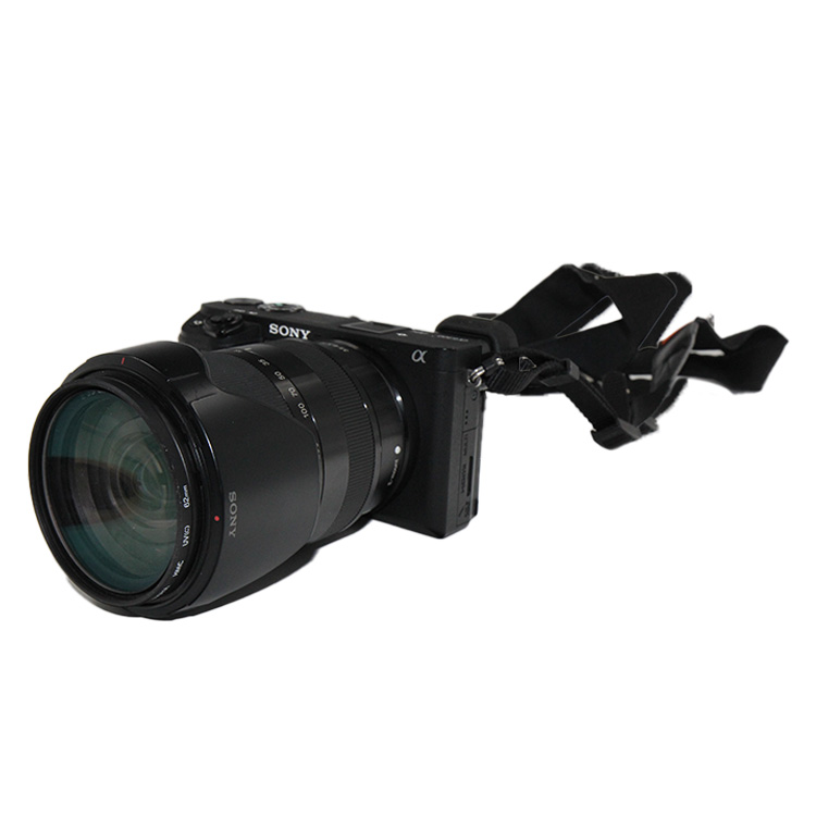 سوني Alpha a6000 4k MIRRORLESS CAMERA + عدسة Sony SEL18200LE + غطاء العدسة ALC-SH124 والجراب