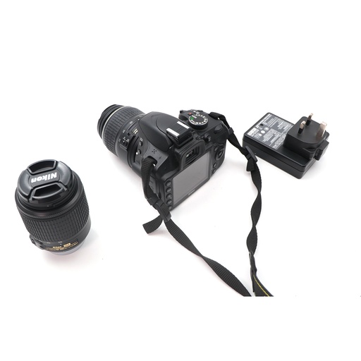 Nikon D3200 + Nikon DX AF -S Nikkor 18-55 mm 1:3.5-5.6 + Cover + Charger